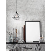 Pietra pendel Ø 26cm metal over et moderne skrivebord med en grå væg og stilfuldt tilbehør.