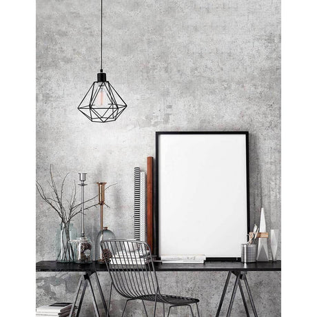 Pietra pendel Ø 26cm metal over et moderne skrivebord med en grå væg og stilfuldt tilbehør.