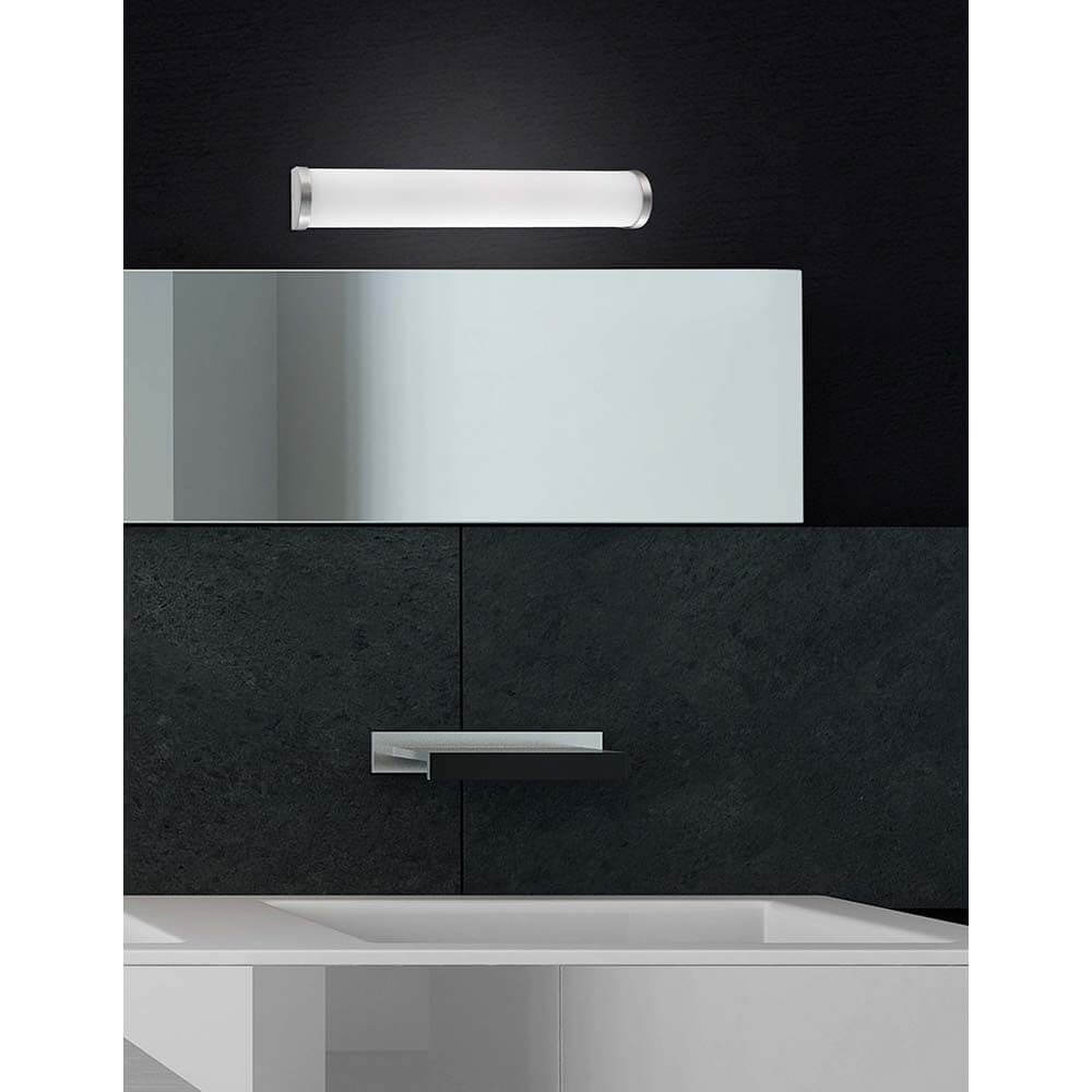 Polo Glas Bad-Wandlampe 3-flammig Weiß über Spiegel in modernem Badezimmer-Design.