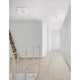 Moderne Porto LED Deckenleuchte Metall Weiß in einem stilvollen Flur mit minimalistischem Design.