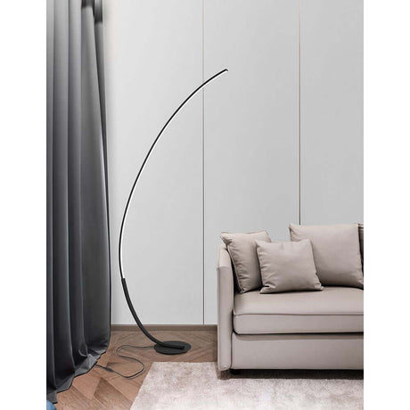Premium LED Buet gulvlampe ved siden af sofa i moderne stue, buet sort design af aluminium og akryl