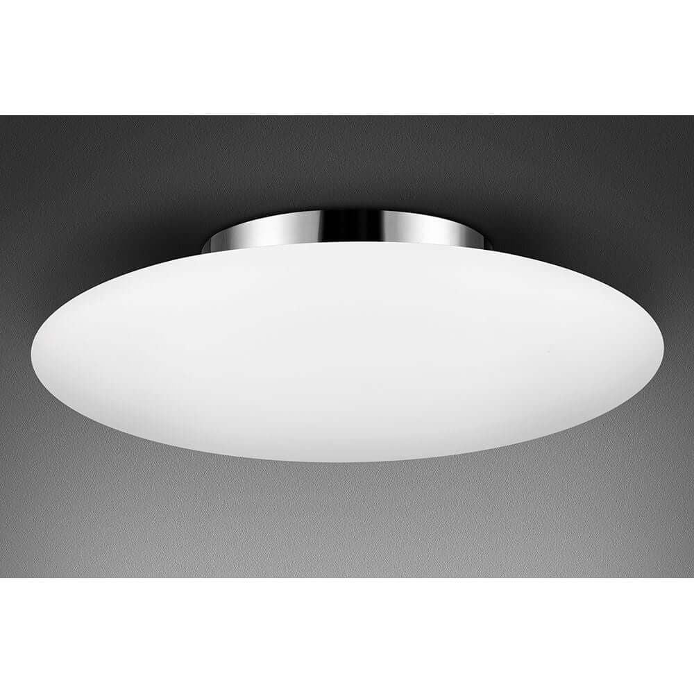 Pressione Glas Deckenleuchte Ø 50cm mit opal-weißem Schirm und verchromten Metalldetails an der Decke.