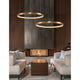 Moderne Preston LED Hängelampe in Antik-Gold über eleganter Wohnzimmermöbelgruppe mit Kamin.