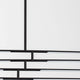 Detailaufnahme einer modernen weißen Wand mit schwarzen Linien und geometrischen Mustern
