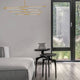 Raccio LED Hängelampe Ø 81cm Metall im modernen Wohnraum mit goldenen Metallstäben.
