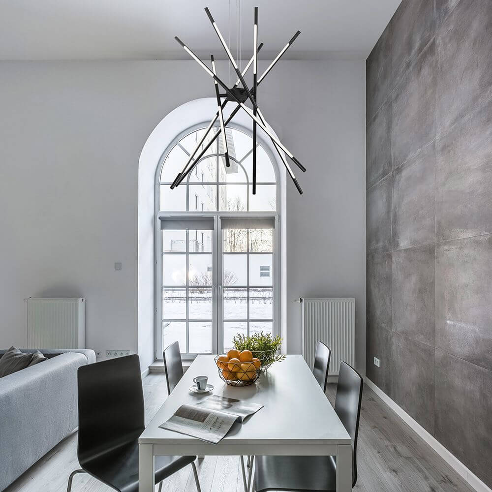 Moderne Raccio LED Hängeleuchte über einem eleganten Esstisch in einem stilvollen Raum.