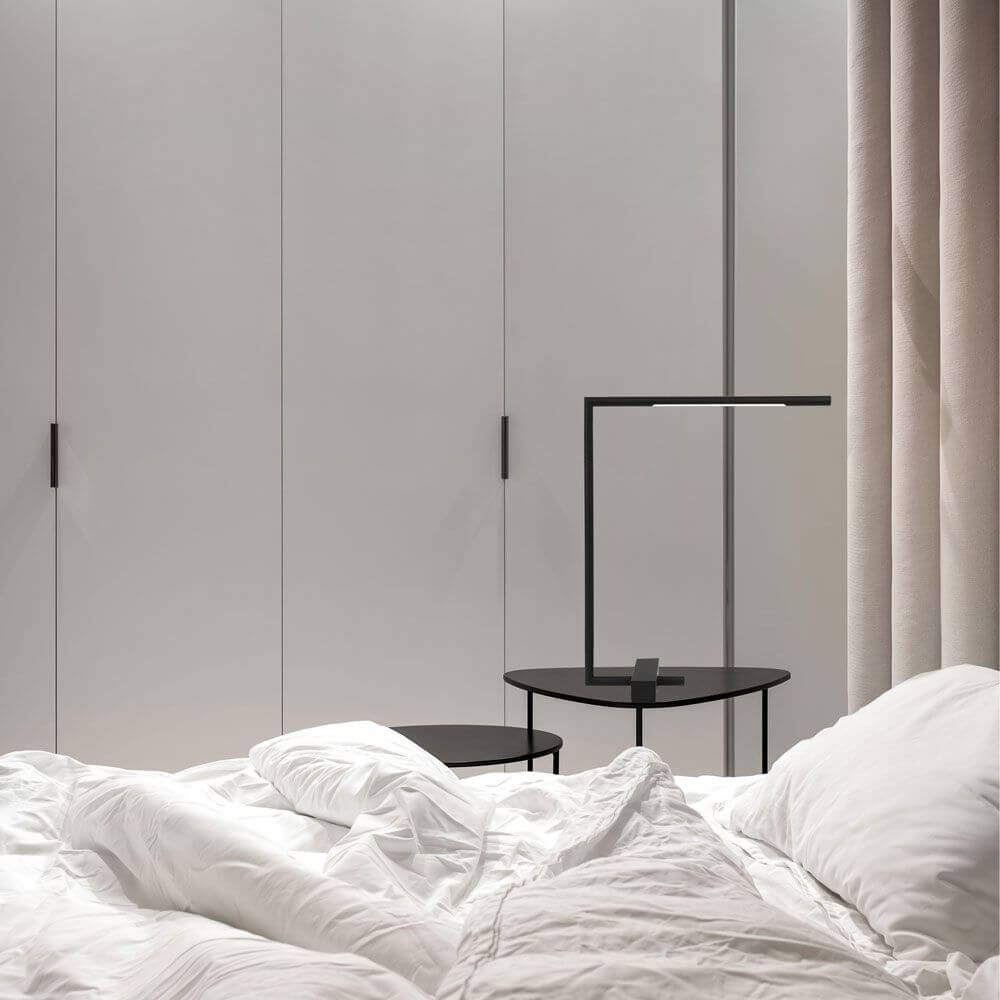 Raccio LED-Schreibtischlampe drehbar Schwarz auf Nachttisch in modernem Schlafzimmer