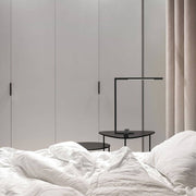 Raccio LED-lampe de bureau pivotante noire sur table de nuit dans une chambre moderne