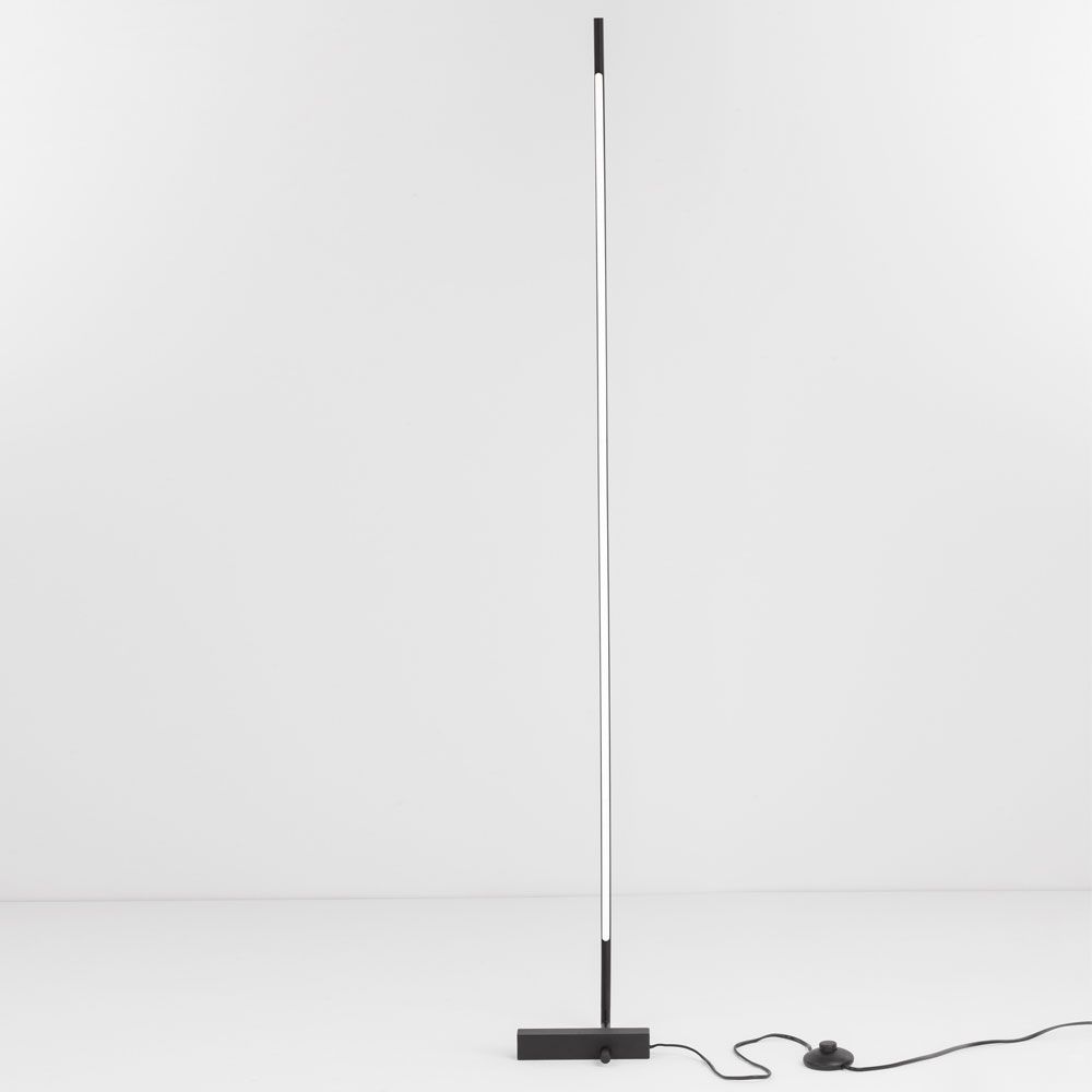 Schwarze Raccio LED-Stehlampe mit drehbarem Leuchtkopf für indirektes Licht und elegantes Design.
