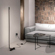 Raccio LED-lampadaire orientable indirect Noir à côté d’un canapé dans un espace de vie moderne.