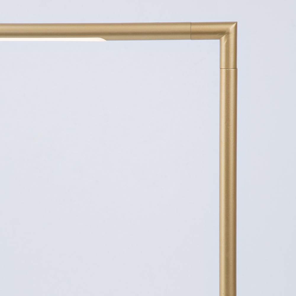 Detailansicht der Raccio Tischleuchte aus Metall in Goldfarbe, elegant und modern.