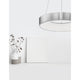 Moderne Rando LED Thin Hängelampe in Aluminium über einem Tisch mit Blumen und leeren Bilderrahmen.