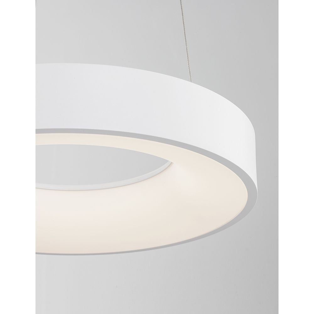 Detailansicht der Rando LED Thin Hängelampe mit minimalistischem Design in Weiß.
