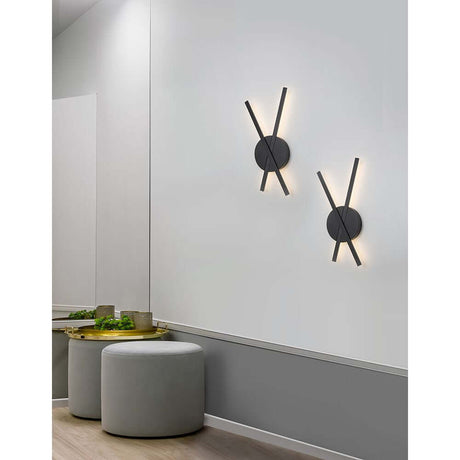 Zwei Reslin LED Metall Wandleuchten in modernem Design an einer Wand, die warmweißes Licht spenden.