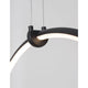 Detailansicht der Ring LED Hängelampe Metall Schwarz mit warmweißer LED-Beleuchtung und elegantem Design.