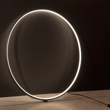 Ring LED-Wandleuchte zum aufhängen Schwarz vor schwarzem Hintergrund, modernes Design, elegante Beleuchtung