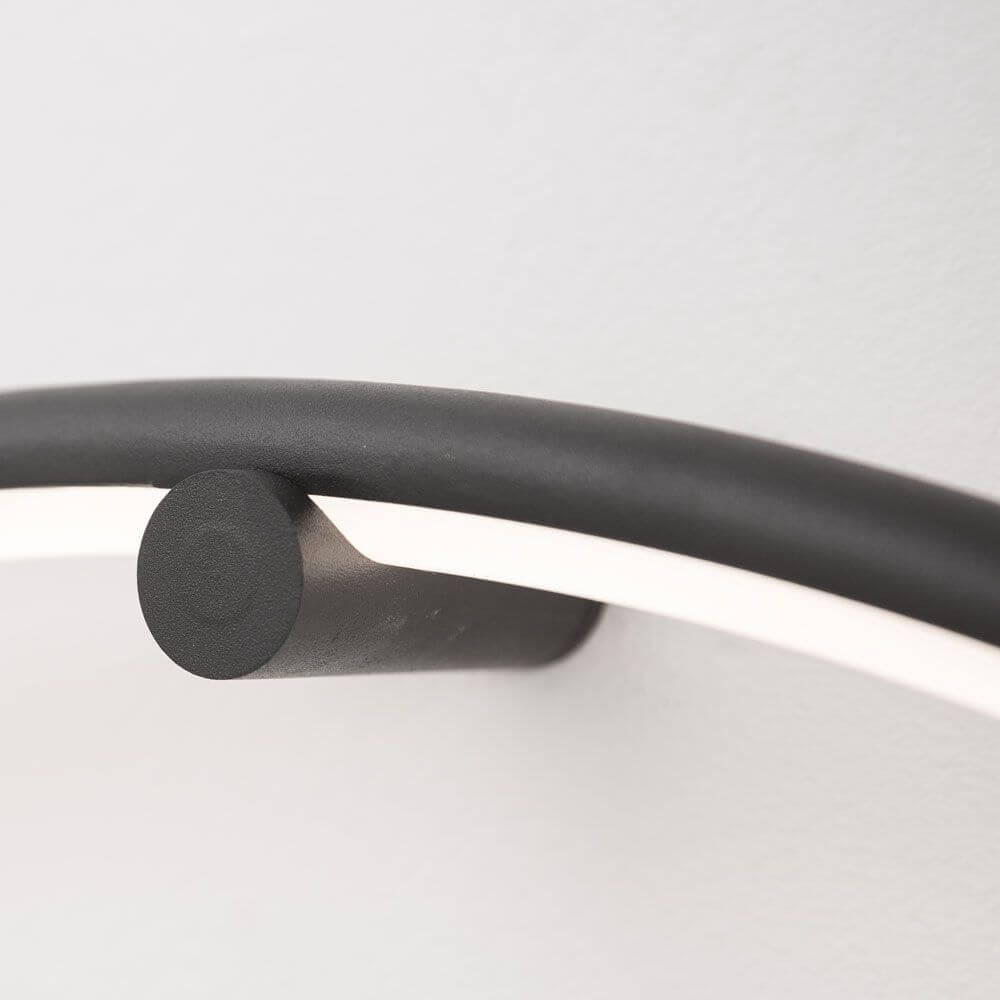Detail der Ring LED-Wandleuchte zum aufhängen Schwarz, modernes Design aus Acryl und Aluminium.