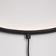Ring LED-Wandleuchte zum aufhängen Schwarz - Detailansicht mit Kabel und Leuchte an Wand.