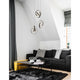 Moderne Rings LED Hängelampe in Schwarz über einem stilvollen Wohnzimmer mit Sofa und Tisch.