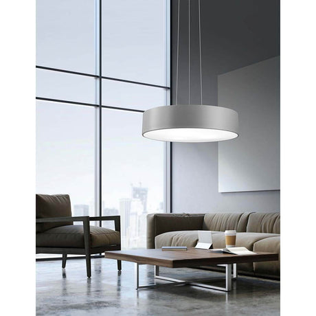 Roda LED Hængelampe i moderne stue med minimalistisk design og varmt hvidt lys.