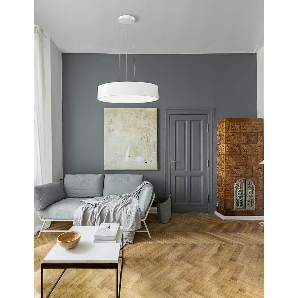 Roda LED Hängelampe in modernem Wohnzimmer mit grauen Wänden und stilvollem Möbelarrangement.