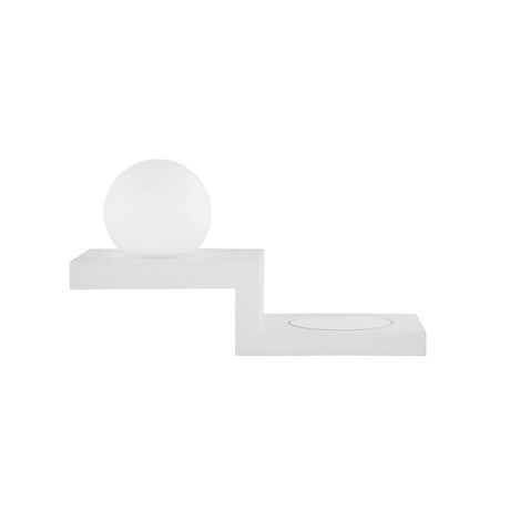 Room LED Wandlampe mit Ladegerät auf einer modernen Treppenstruktur in weiß.