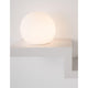 Room LED Wandlampe mit Ladegerät auf einem weißen Regal, sanftes warmweißes Licht für eine angenehme Atmosphäre.