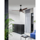 Sabal LED Ventilator in modernem Raum mit schwarzem Design und Holzblättern, ideal für Ess- und Wohnzimmer.