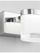 Elegante Sabia LED Wandlampe mit chromatischem Design und frosted Acrylschirm für Badezimmer.