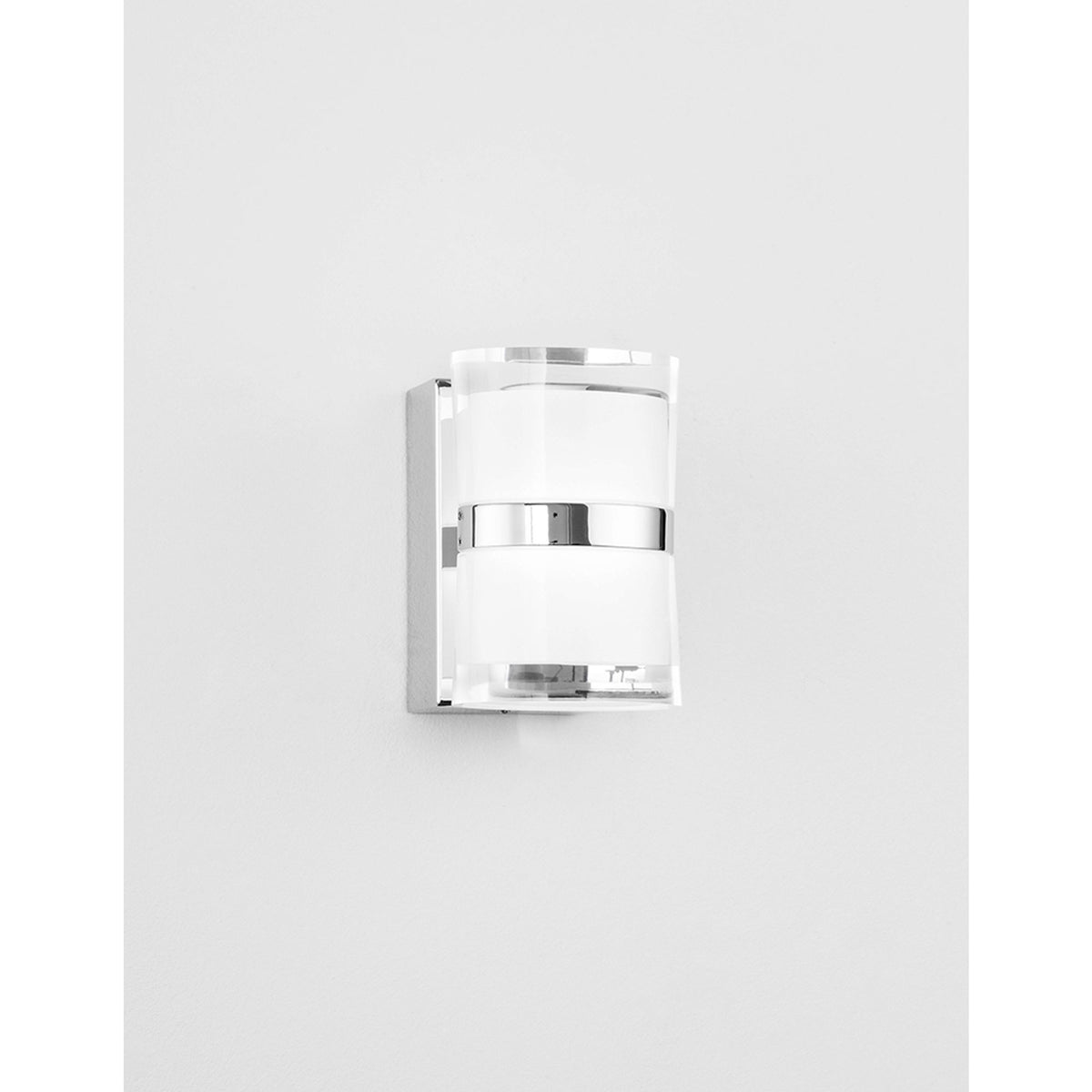 Nova Luce Sabia LED lampada da parete da bagno con due paralumi bianchi e fasce cromate, vista frontale
