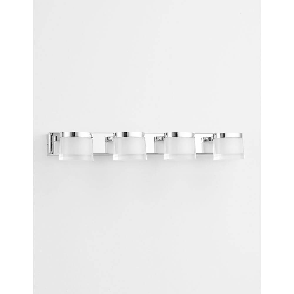 Sabia LED Badleuchte 4-flammig Chrom mit vier modernen Acrylschirmen und verchromtem Aluminiumdesign.