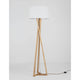 Salino Stehlampe Naturholz mit modernem Design und schickem weißen Lampenschirm auf Holzgestell.