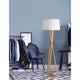 Salino Stehlampe Naturholz mit modernem Design in einem stilvollen Wohnambiente.