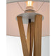Detailansicht der Salino Stehlampe Naturholz mit dem Holzgestell und der Lampe.