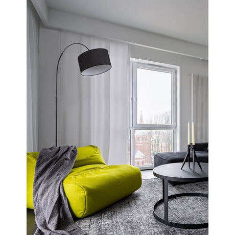 Sama Stehleuchte Metall neben modernem Raum mit gelber Sitzgelegenheit und eleganter Fensteransicht.