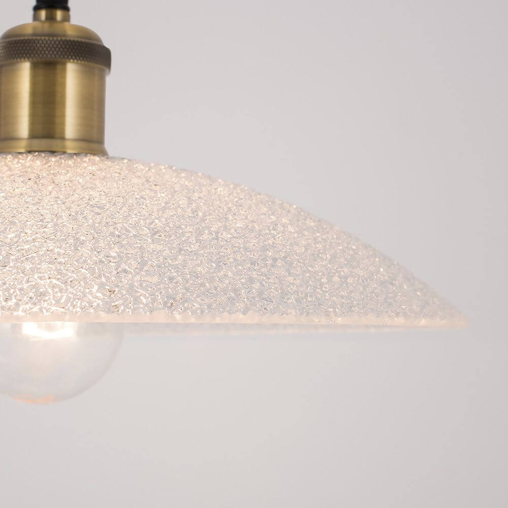 Sangro Glas Hängelampe Weiß, Gold mit gläserner, strukturierter Lampenschirm und elegantem Messing-Basis.