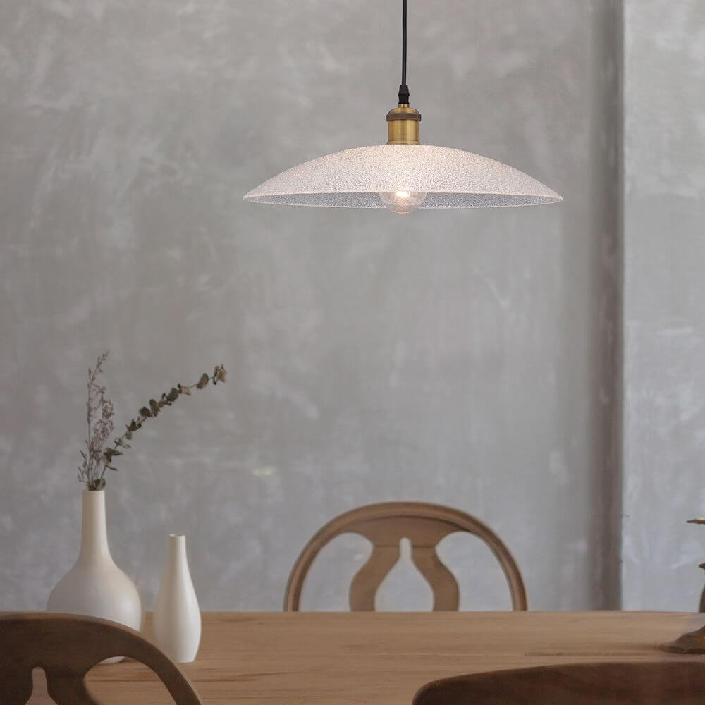 Sangro Glas Hängelampe Weiß, Gold über einem Holztisch in modernem Wohnbereich.