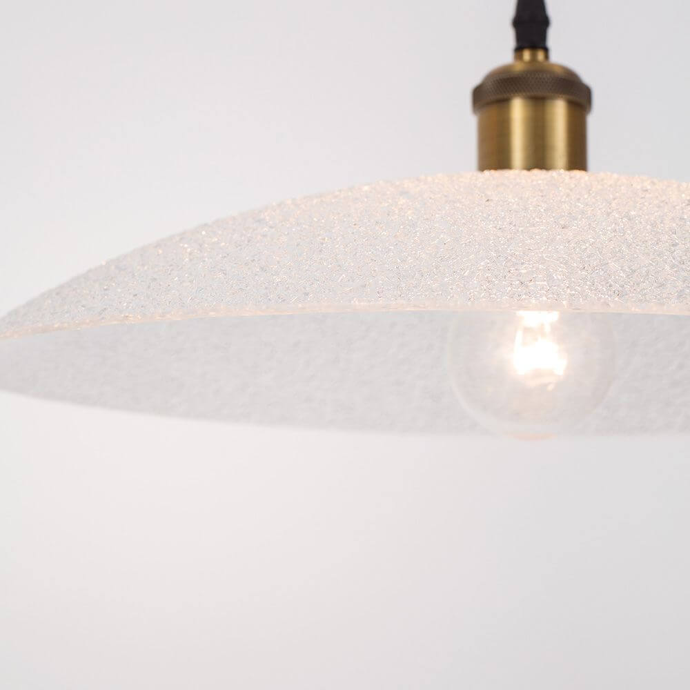 Sangro Glas Hängelampe Weiß, Gold mit elegantem, glitzerndem Schirm und goldfarbenem Aufhängung. Ideal für moderne Wohnräume.
