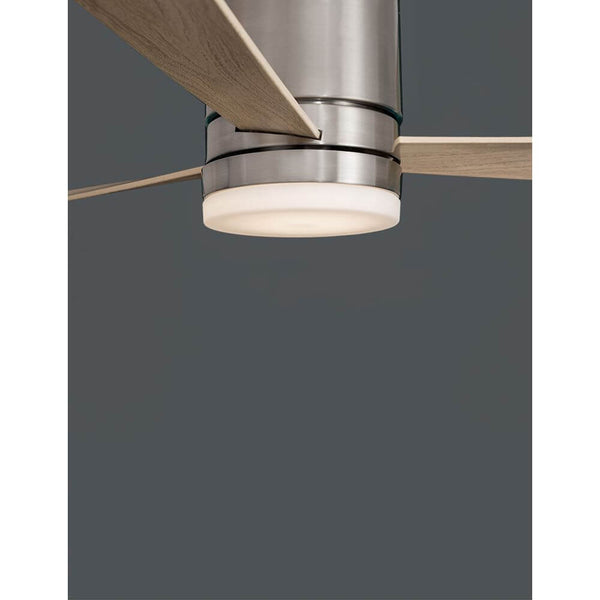 Ventilateur Satin LED Nickel brossé avec des pales en bois modernes et une lumière intégrée.