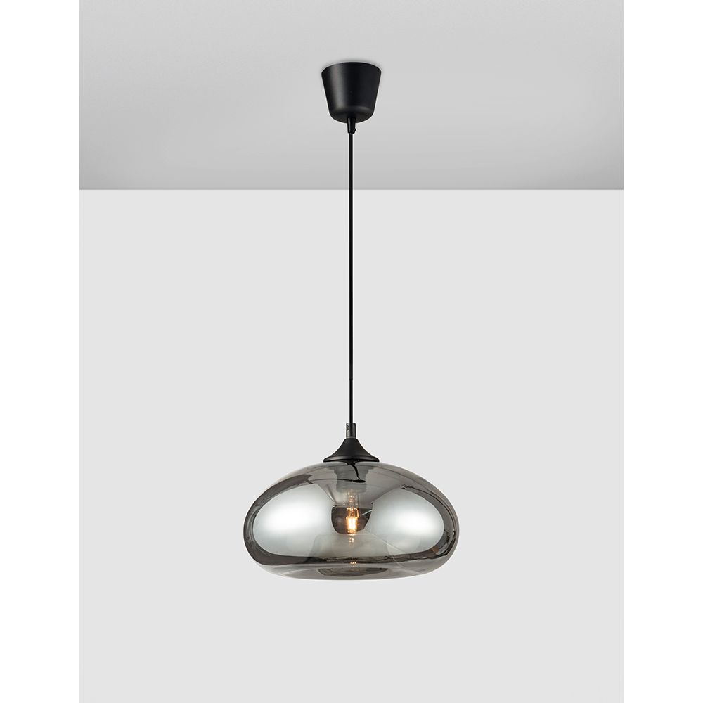 Moderne Savaz Hängeleuchte aus schwarzem Metall und rauchfarbenem Glas, ideal für Essbereiche.