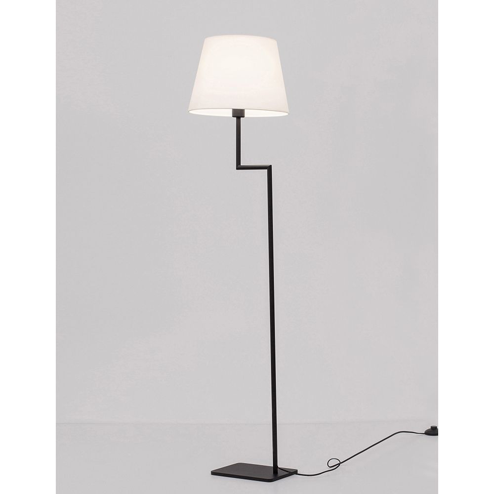 Savona Stehleuchte in schwarz mit weißem Stoffschirm, ideal für modernes Wohndesign im Büro oder Wohnzimmer.