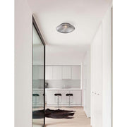Moderne Sens Bad-Deckenleuchte Glas in einem stilvollen Raum mit minimalistischer Einrichtung.