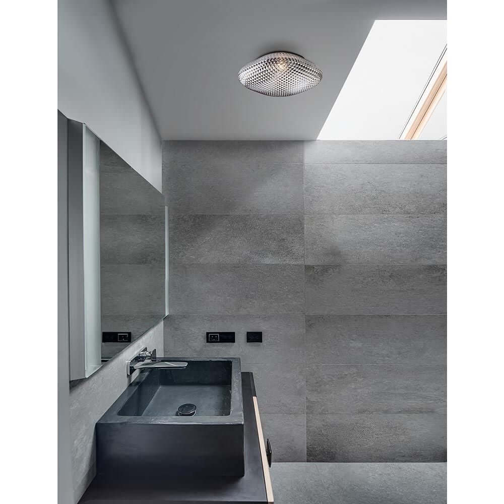 Sens Bad-Deckenleuchte Glas in modernem Badezimmer mit eleganter Einrichtung.