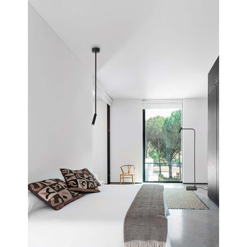 Moderner Schlafzimmer mit Sicily LED Deckenlampe Verstellbar und stilvollen Kissen auf dem Bett.