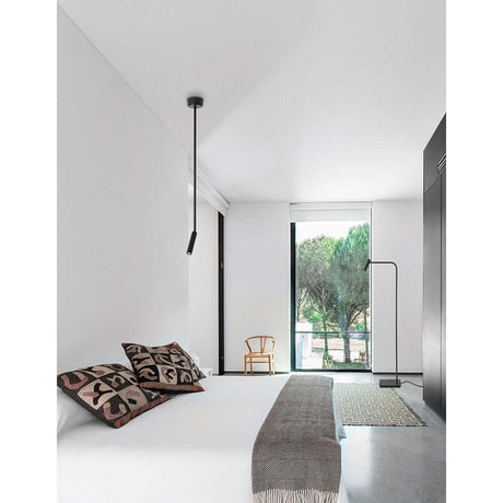 Moderner Schlafzimmer mit Sicily LED Deckenlampe Verstellbar und stilvollen Kissen auf dem Bett.