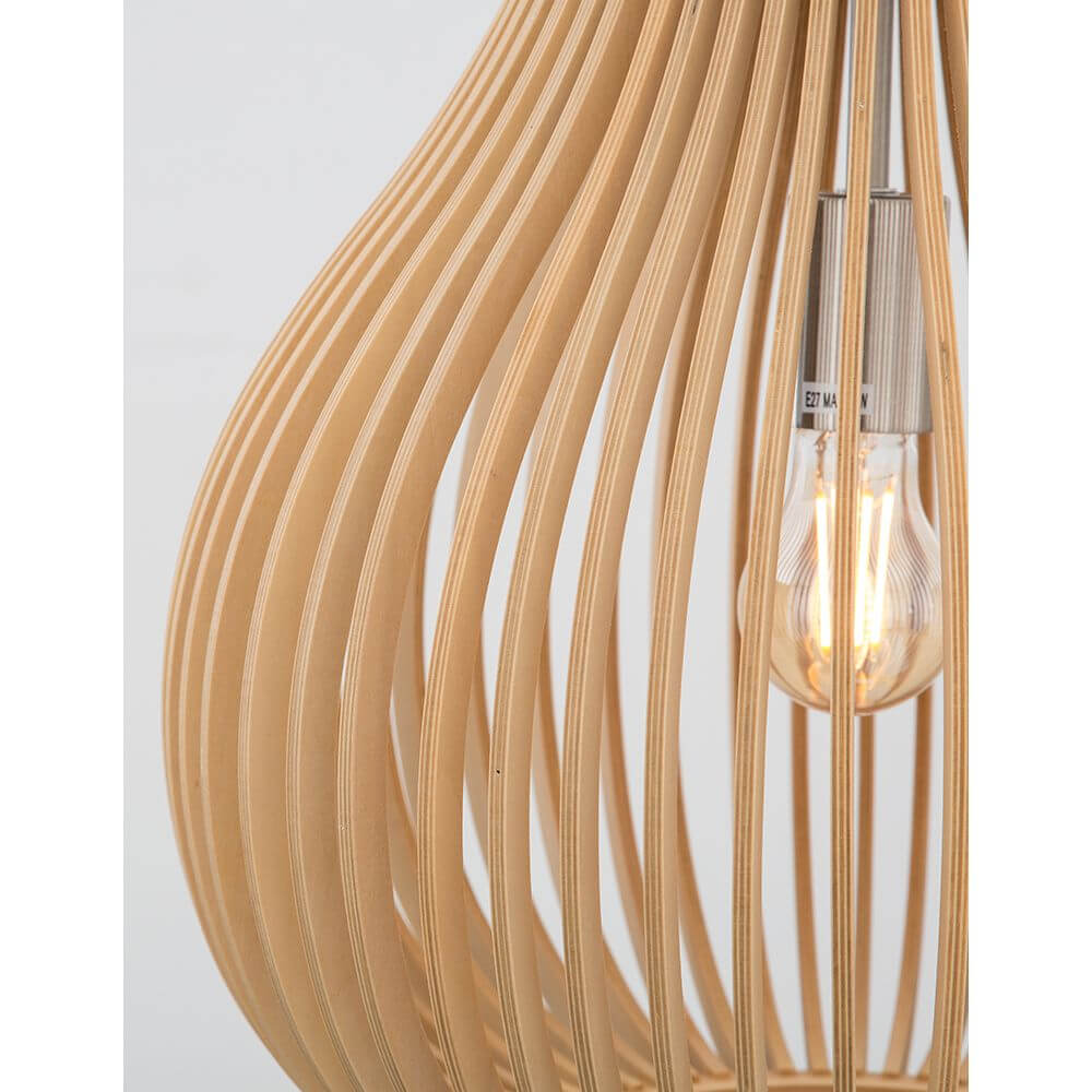 Detailansicht der Soho Hängelampe Naturholz Ø 38cm mit filigraner Holzstruktur und Glühbirne.