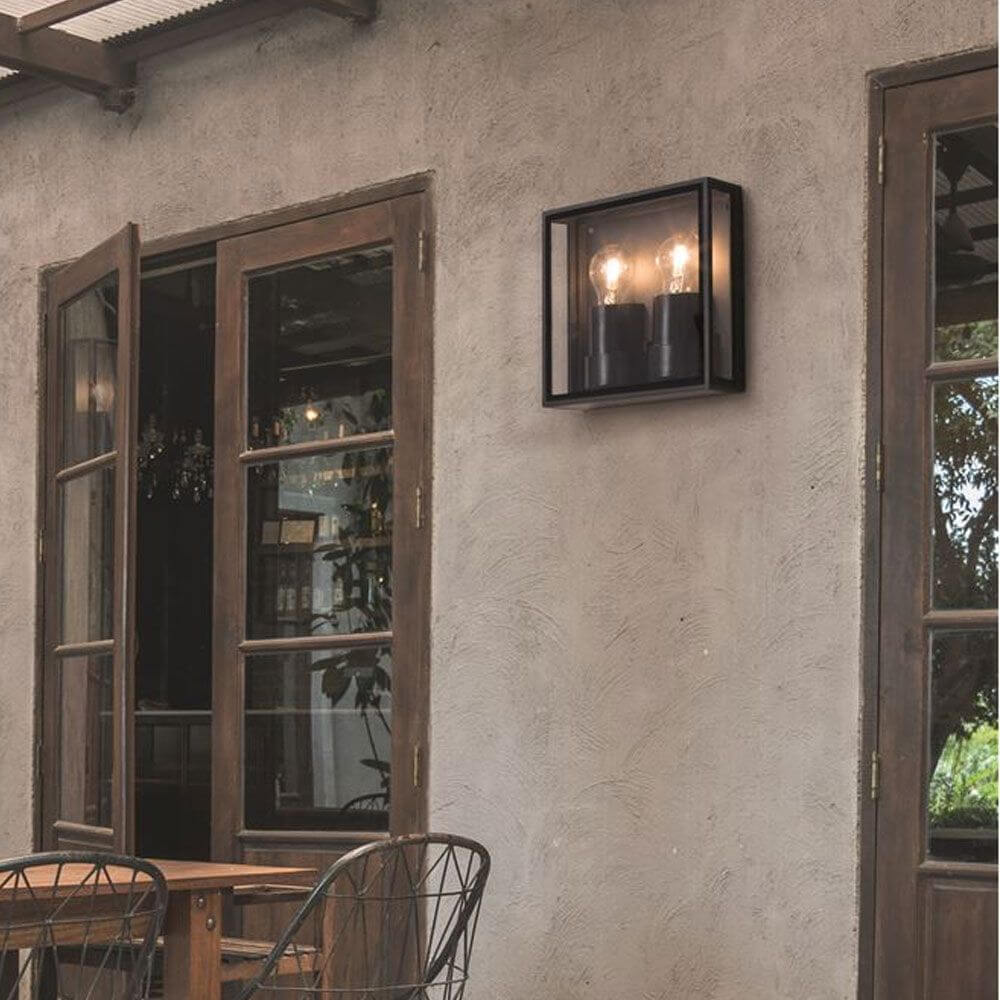 Sorren Vintage Außen Wandlampe Anthrazit an einer Hauswand, modern und stilvoll, mit idealer Lichtabstrahlung.
