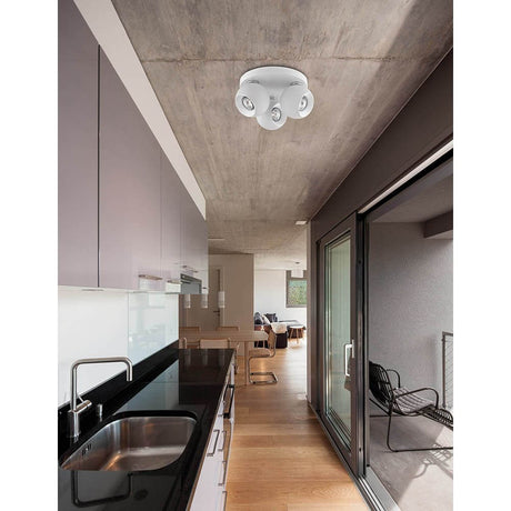 Tore Spot 3-flammig Metall, Matt-Weiß in modernem Küchenambiente mit gutem Lichtdesign.