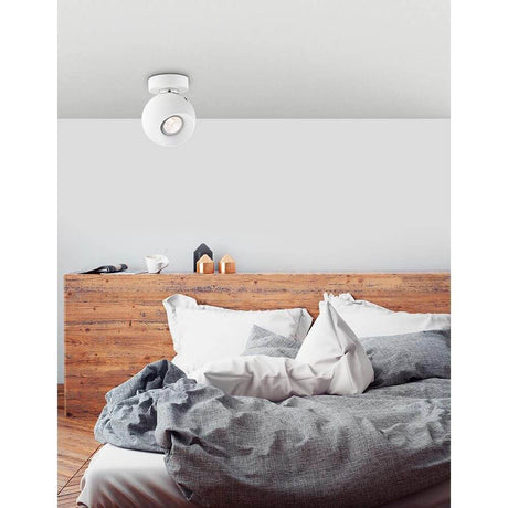Spot boule Tore installé dans une chambre moderne au-dessus du lit, éclairage élégant en aluminium mat.