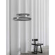 Torrente LED Hängeleuchte 2-Ringe Metall, Acryl in modernem Wohnzimmer-Setup mit Stuhl und Vorhängen.